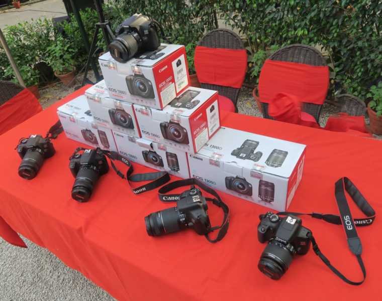 canon 1300D features